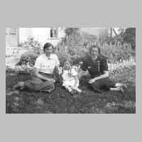 066-0010 Tante Lotte und Tante Meta, die Schwestern zu Martha Braun. Bild Mitte ist Ruth Braun .jpg